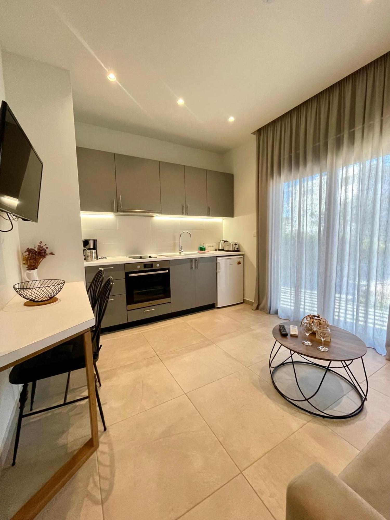 Kipos Suites & Apartments (Adults Only) Gennadi Pokoj fotografie